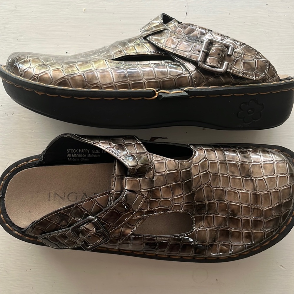 Ingaro slip resistant mules/clogs gator faux patent leather 10